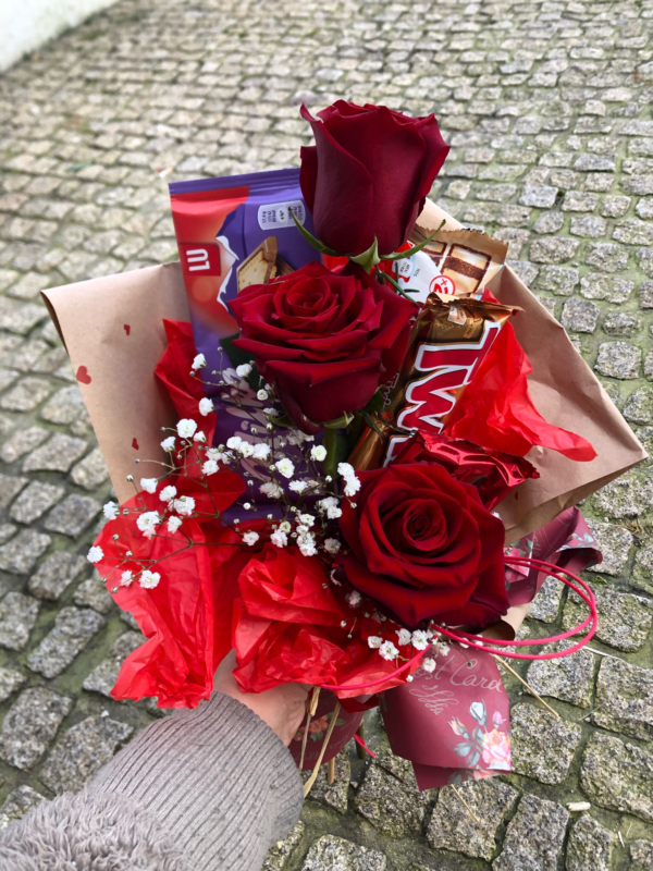 Ramo de 3 rosas e chocolates